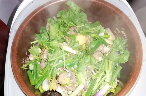 电饭煲|一桌人吃饭只有4道菜，还被夸，有一道菜价值200元，上档次有面子