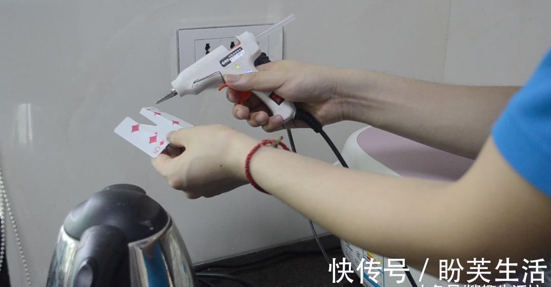 用旧的扑克牌别再扔了, 剪几刀, 粘在厨房里超实用, 人人见了都夸好