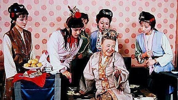 薛姨妈@贾府有一位真正的名媛,见惯了大世面,王熙凤在她跟前就是小儿科