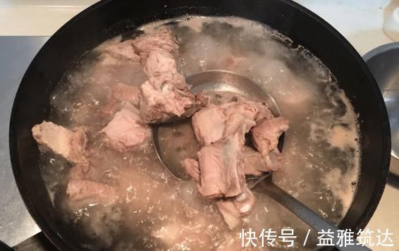 莲藕|做莲藕炖排骨,牢记2窍门,炖好的汤汁不发黑,莲藕排骨鲜香软烂