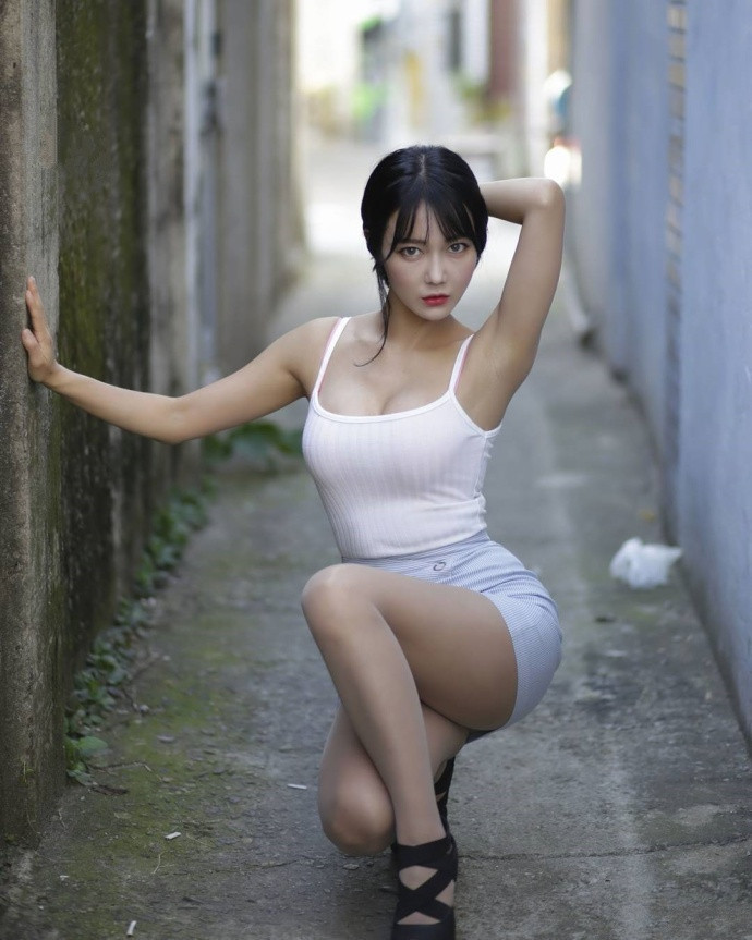 包臀裙 美女白色的背心搭配紧身包臀裙, 风情满满有些妩媚, 好喜欢