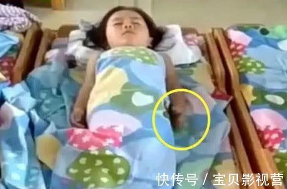 宝妈|女儿在家从不午睡,老师却说在幼儿园很乖,妈妈查看监控后心疼了