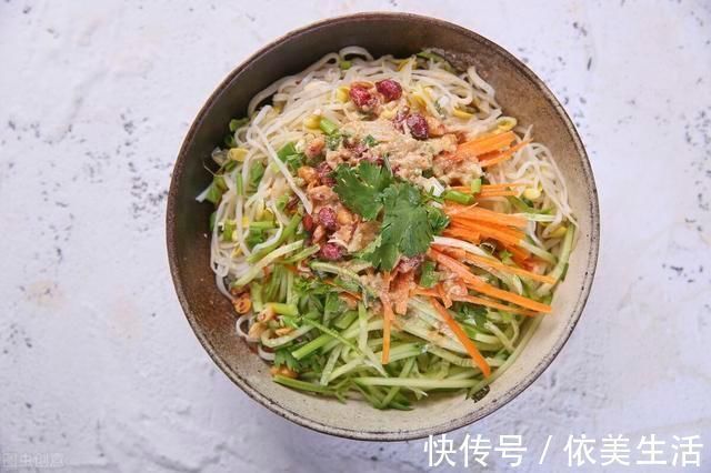 做凉面时,过凉水是不对的,学会这一招,爽滑筋道,不成坨不发粘