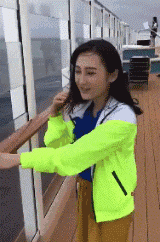 |搞笑GIF:好尴尬 气氛突然变得探戈起来
