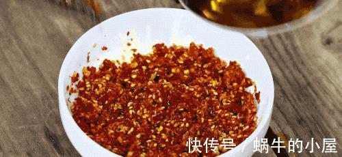 搅拌均匀|炸辣椒油,别傻傻的只会浇热油,多加1步,辣油香辣红亮,贼香!
