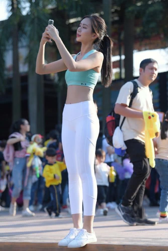 穿搭方式|街拍颜色靓丽的运动范穿搭十分亮眼,但却少了运动美女独特美感