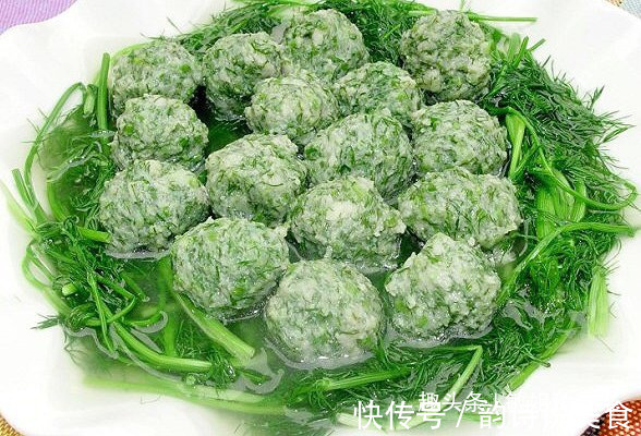 早餐家人爱吃煎饼馒头，配上一锅丸子汤，鲜美营养，吃过唇齿留香