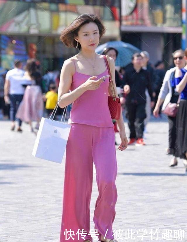 女人30+又如何?搭配粉色系衣服,清爽减龄,穿出少女感