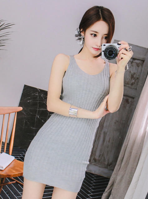 优雅 美女穿搭:小姐姐爱穿甜美有型的紧身裙,显得更加优雅大气!