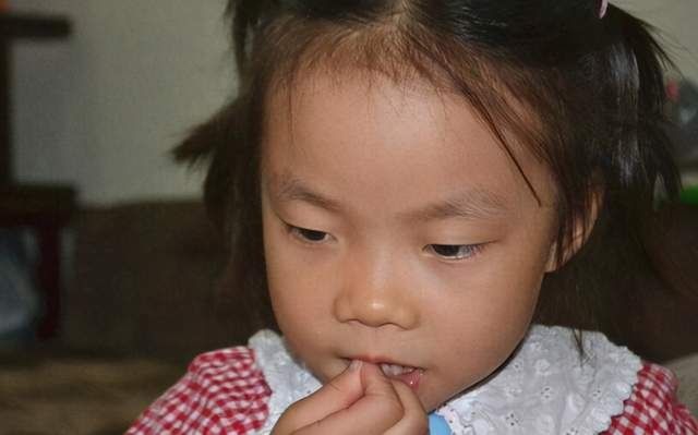 喜欢|宝宝喜欢“啃手指”，家长应不应该阻止？这几个方面需要了解