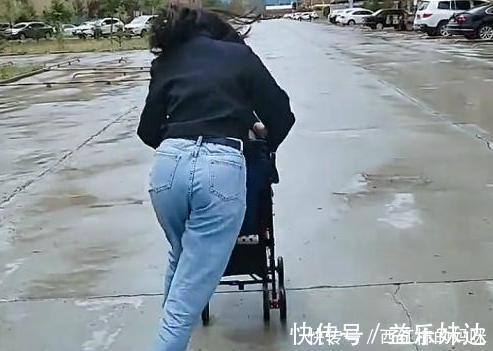 宝宝|小姨带娃的路子有多野?看完这几张图,网友:这届小姨跟宝宝有仇