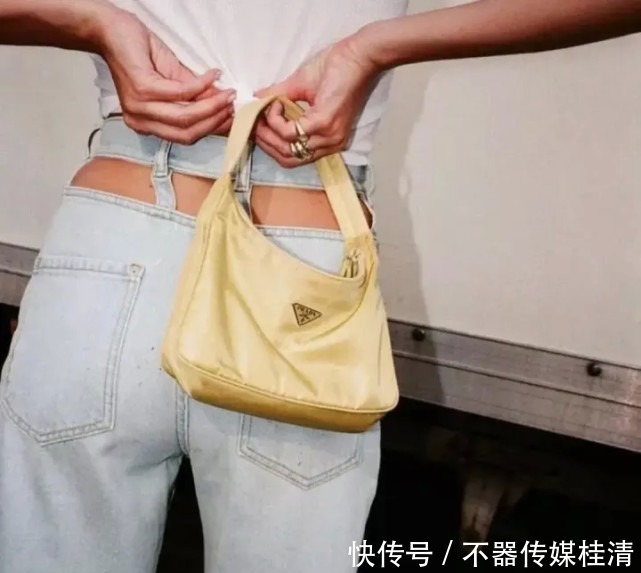 b背上这些腋下包，你就是行走的“酷GIRL”