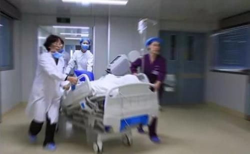 怀孕|孕妈进产房前,递给医生一张纸条,护士无意间看到内容后偷偷抹泪