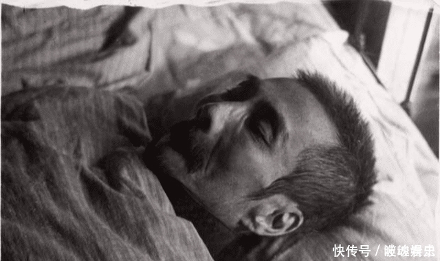 鲁迅葬礼老照片国母主持葬礼,16位大佬来抬棺,送行队伍几十里