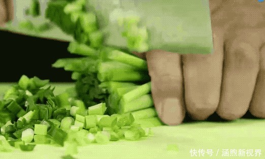 翠绿|正宗的韭菜炒鸡蛋做法,鸡蛋滑嫩,韭菜翠绿不出水,越吃越香