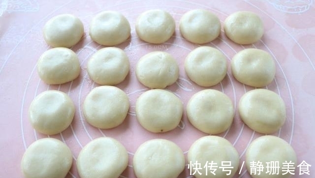经典糕点蛋黄酥做法,7步就可上烤箱,外酥内软好吃不用花钱买