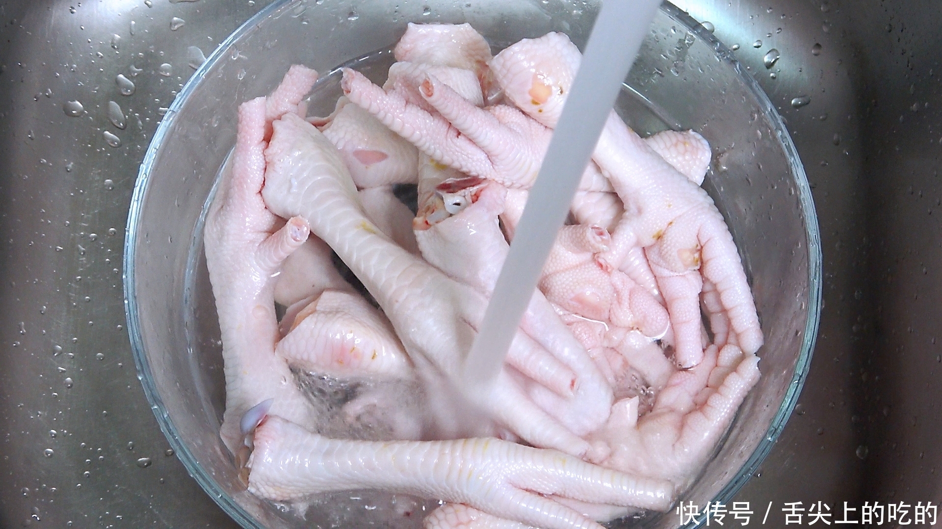 鸡爪去骨新方法,一根牙签就搞定,简单快速又完整,真实用