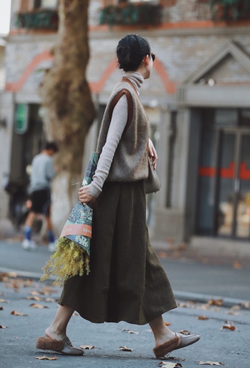 裙装|牛仔裤真烂大街了,这个冬季快穿“过膝半身裙”,比你想象中更遮肉