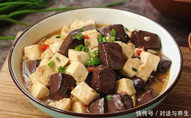 炒猪血时,最忌直接下锅,多做1步,猪血滑嫩不腥,很好吃