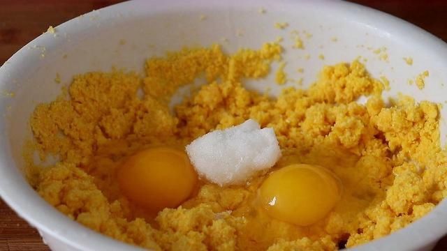 玉米发糕最好吃的做法，学会这些诀窍，松软香甜，全家抢着吃