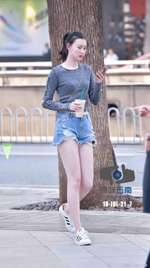 蕾丝|牛仔热裤大长腿美女，牛仔短裤好穿搭，窈窕身材尽显无疑！