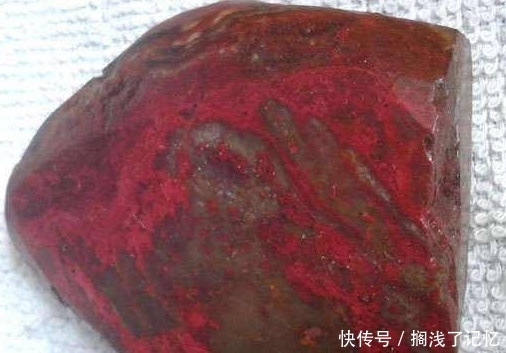 厉声|小伙搬“赌石”鉴宝,专家面露难色,厉声呵斥:你让我怎么估价