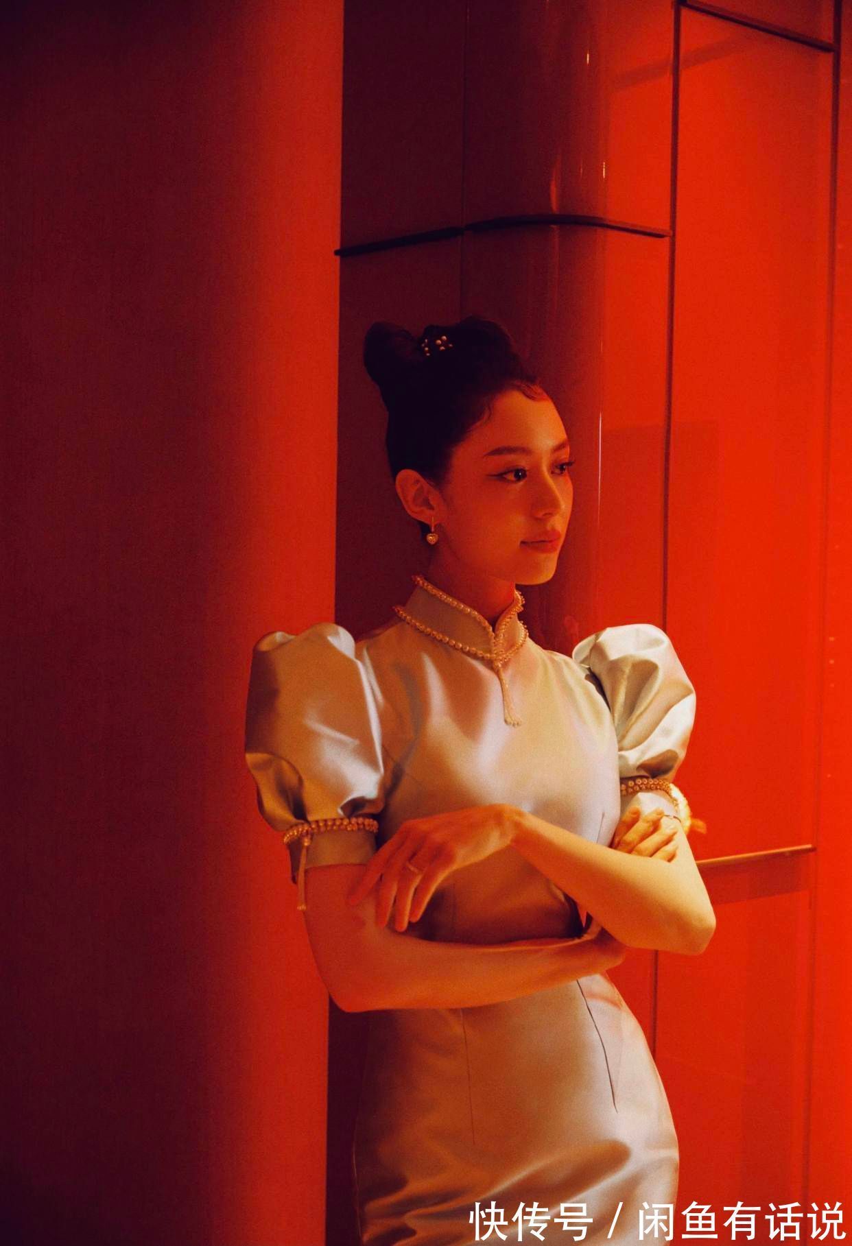 吉娜|吉娜也太刻意了,穿旗袍秀曲线美还不够,“蝴蝶结”发型更抢摬