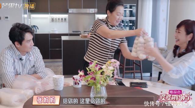 儿媳妇|黄圣依给婆婆洗澡,陈松伶跪地为婆婆穿鞋,孝顺背后是老公的差距