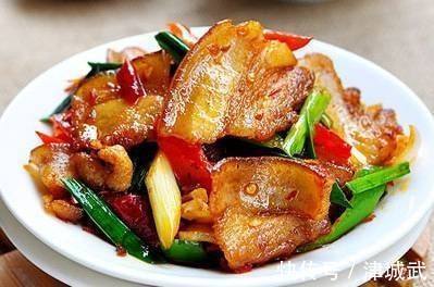 回锅肉多做这“3步”,色泽红亮,肥而不腻,比饭馆做的还好吃!