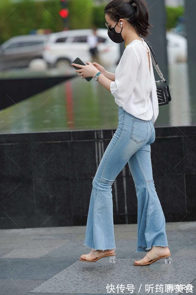 牛仔裤 普通的衣服也可以穿出时髦感,白色搭配蓝色牛仔裤,清新时尚