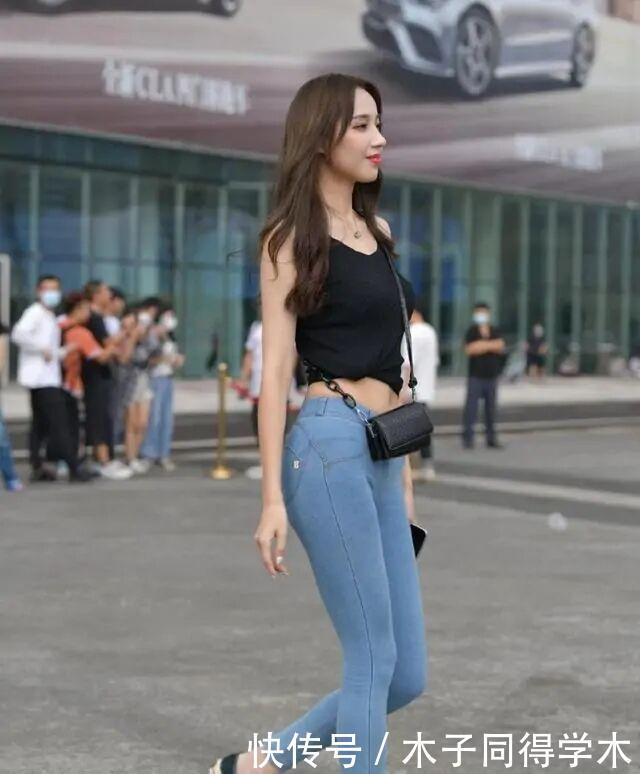 宋茜|白色时尚短袖搭配蓝色牛仔打底裤,仅仅止于直筒,明星大咖