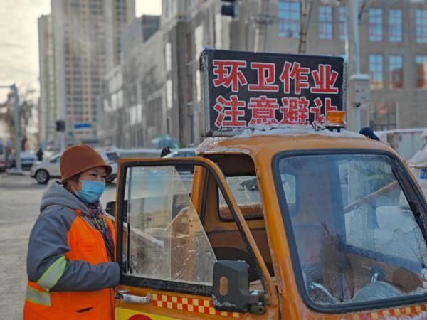 烧饼|三天清冰雪作业时间超45小时，她的外套冻出硬冰壳