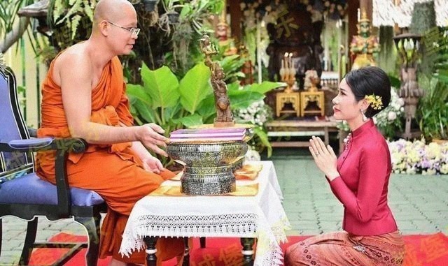 王后!泰国贵妃放下身段合影,却被身旁浓眉女子不屑一顾:有啥好得意的