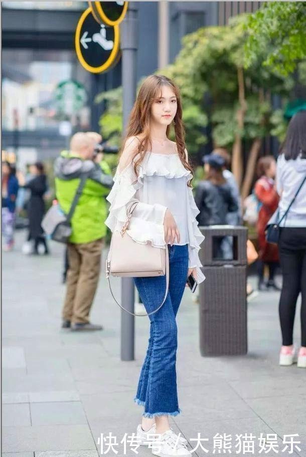 小姐姐的黑色蕾丝上衣搭配水墨色长裙,优雅精致又减龄