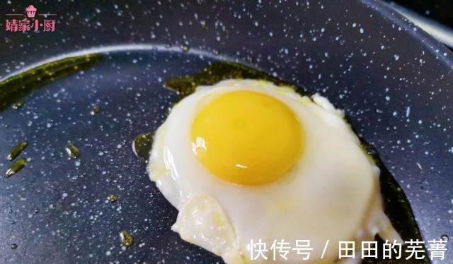 芝士培根煎蛋三明治|超简单的早餐自制三明治，这样做营养均衡又美味，完胜外卖~！