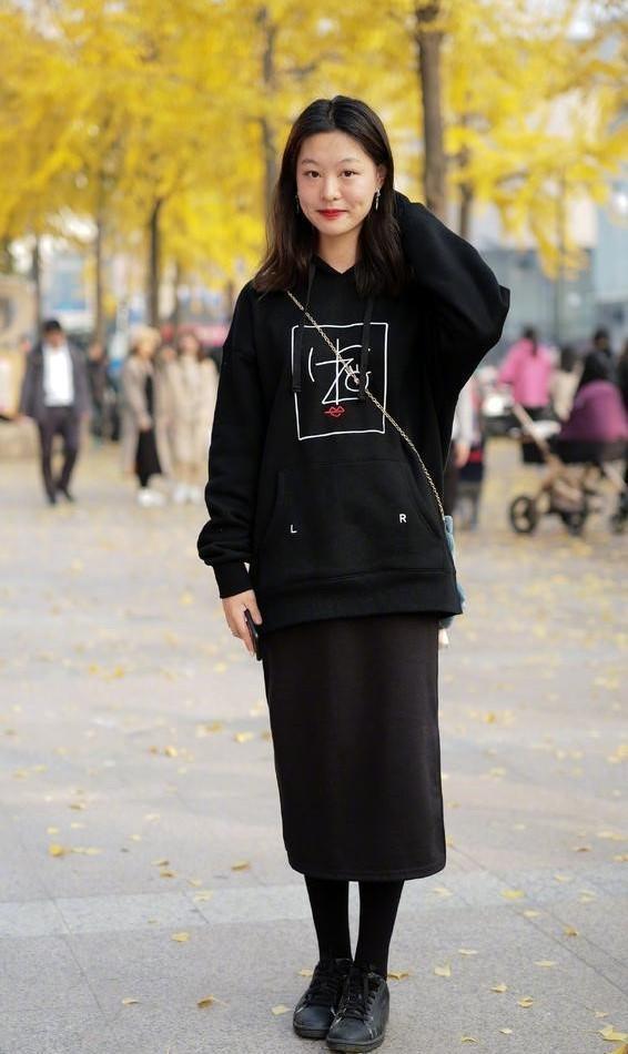 街头风|路人街拍,斜一字肩的背心搭配牛仔热裤,看起来街头风十足