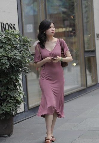 身裙|街拍:美女穿搭粉色裹身裙格外有魅力,搭配短发气质和魅力双赢