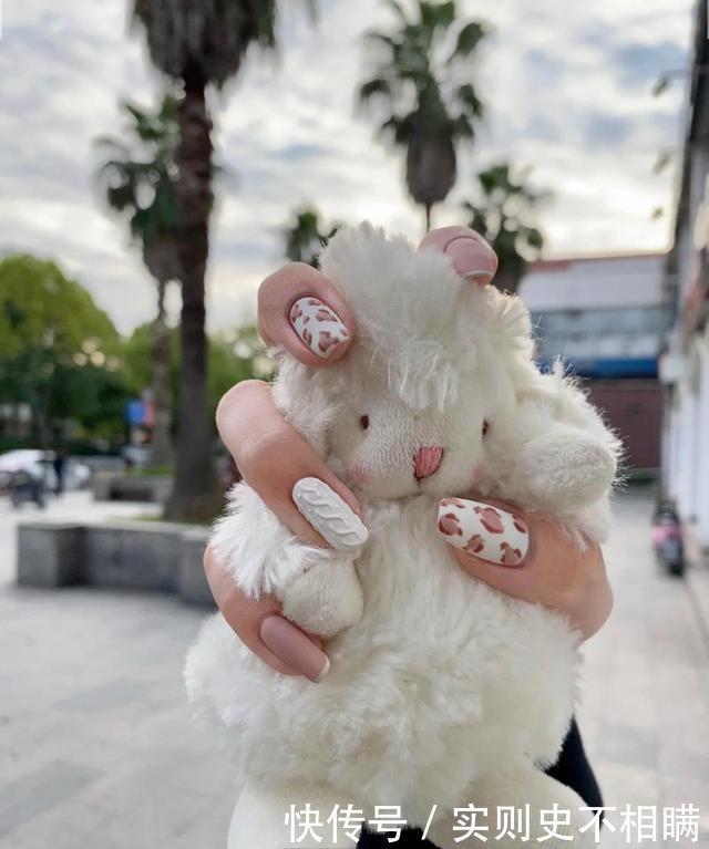 美甲师|过年美甲可不能输!这几款美甲精致时髦还显手白,照着做就行!