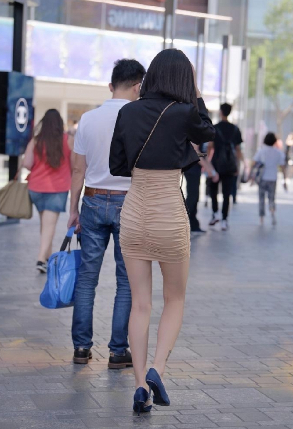 工装裙|街拍,靓女粉红色针织衫搭配浅色牛仔裤,充满淑女范