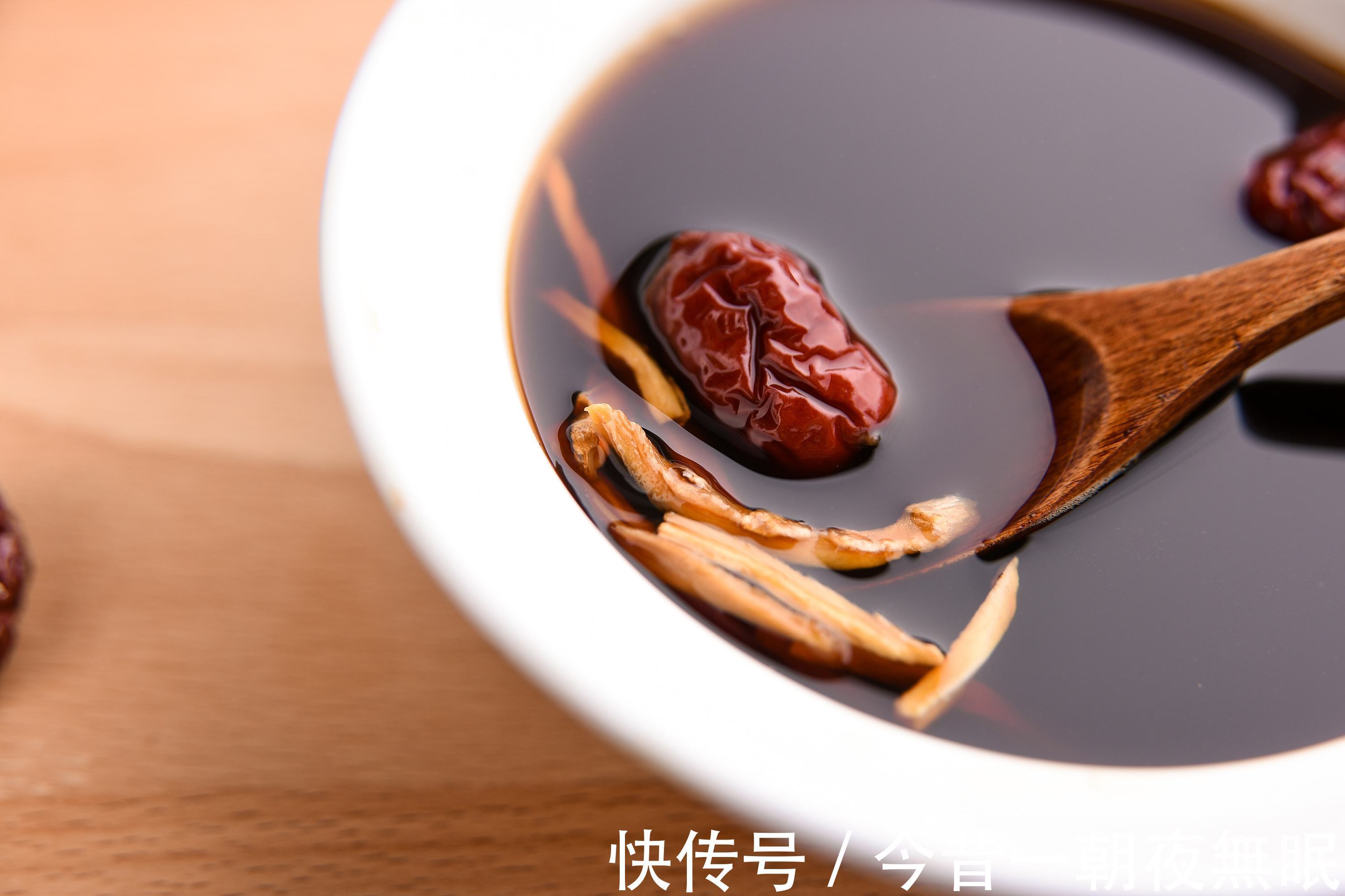 子宫|女人想远离子宫疾病,每天喝水时加点它,月经正常,手脚也不冰凉