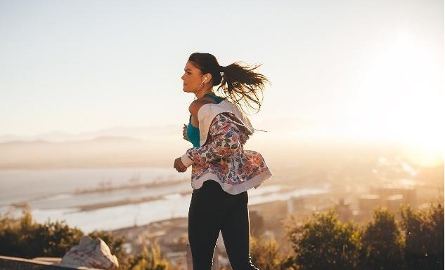 健身房|晨跑30分钟和晚上健身60分钟的人,两者的身体素质区别