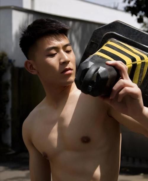 身材|颜值高、身材棒,让人着迷的21岁大三体育生,这样的男生太有魅力