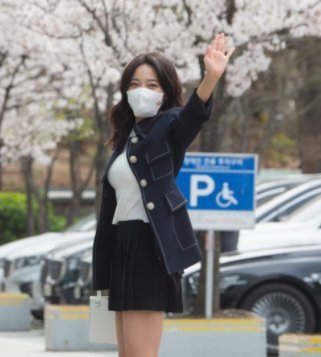 外套 短款百褶裙和休闲外套搭配，金世静俏皮可爱秀美腿