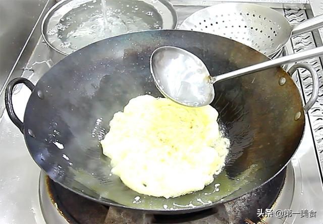 鲜嫩|饭店的韭菜炒鸡蛋为啥鲜嫩又翠绿，这几个技巧很重要，学会在家做