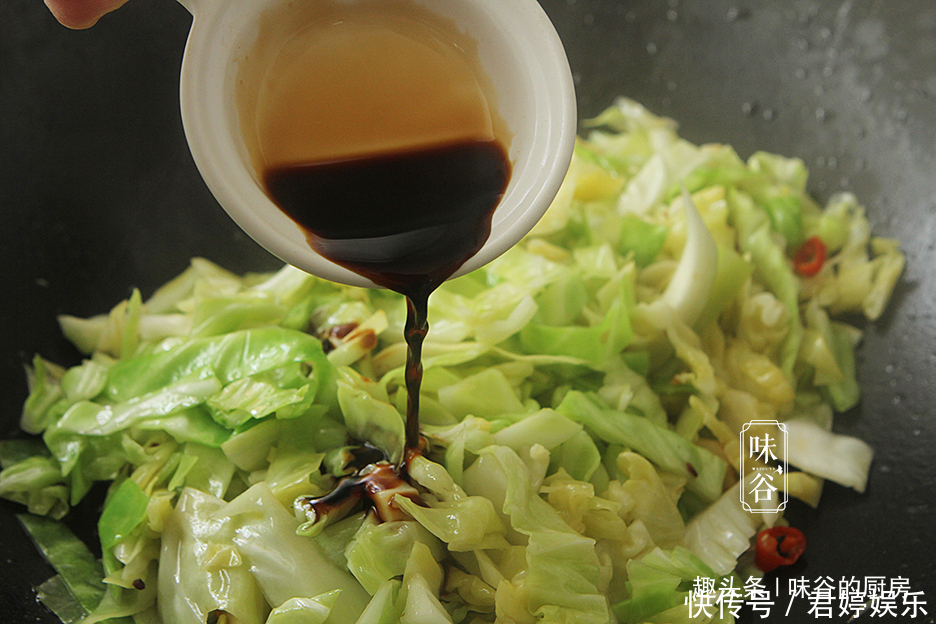 此菜富含天然叶酸,准妈妈要多吃,和粉丝一起炒,香脆可口吃着香