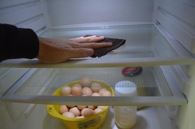 冰箱脏了不可用水擦，教你一个诀窍，冰箱污渍细菌全去除，真受用