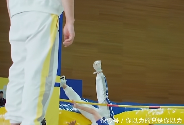 情侣|郑恺跳高意外摔下台,baby方向传来一个声音,“周五情侣”磕到了