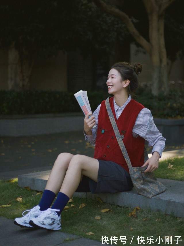 衬衫 秋冬怎么搭出层次感?马甲叠穿衬衫搭配五分短裤,简约又时尚