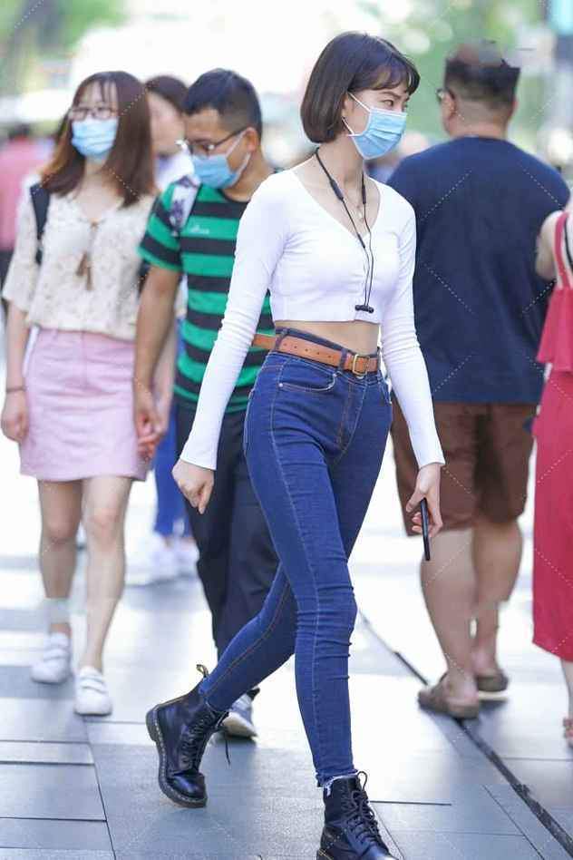 普通的牛仔裤穿出别样的时尚感,秋天变得不普通,街头潮人都爱穿