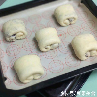 牛奶面包|早上不知道吃什么,一碗黑米牛奶面包全搞定